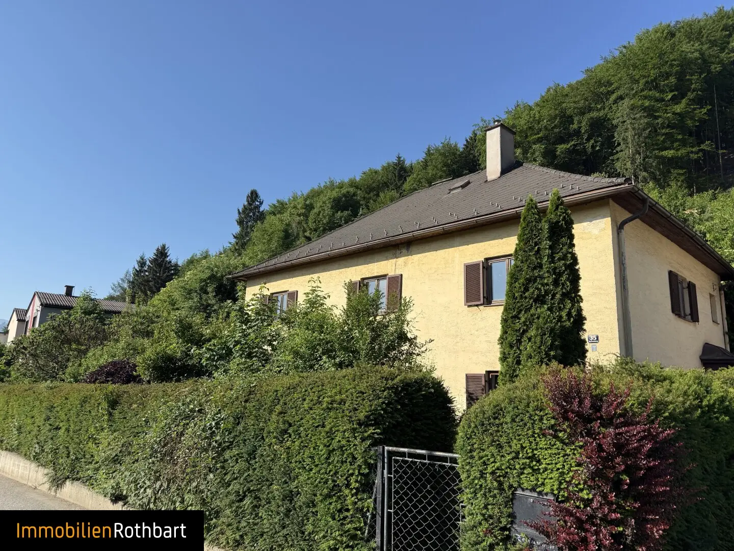 Großzügiges Einfamilienhaus mit 9 Zimmern, Garten & 6 Garagen in Leoben – renovierungsbedürftig!
