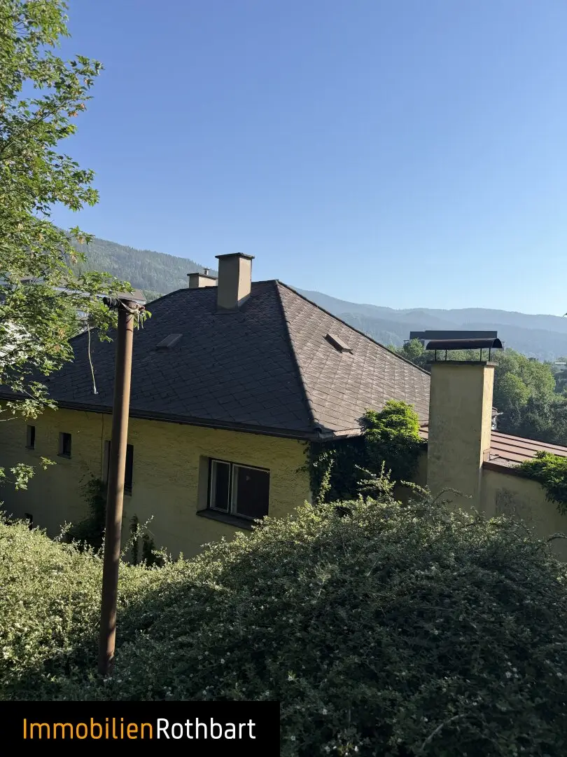 Großzügiges Einfamilienhaus mit 9 Zimmern, Garten & 6 Garagen in Leoben – renovierungsbedürftig!