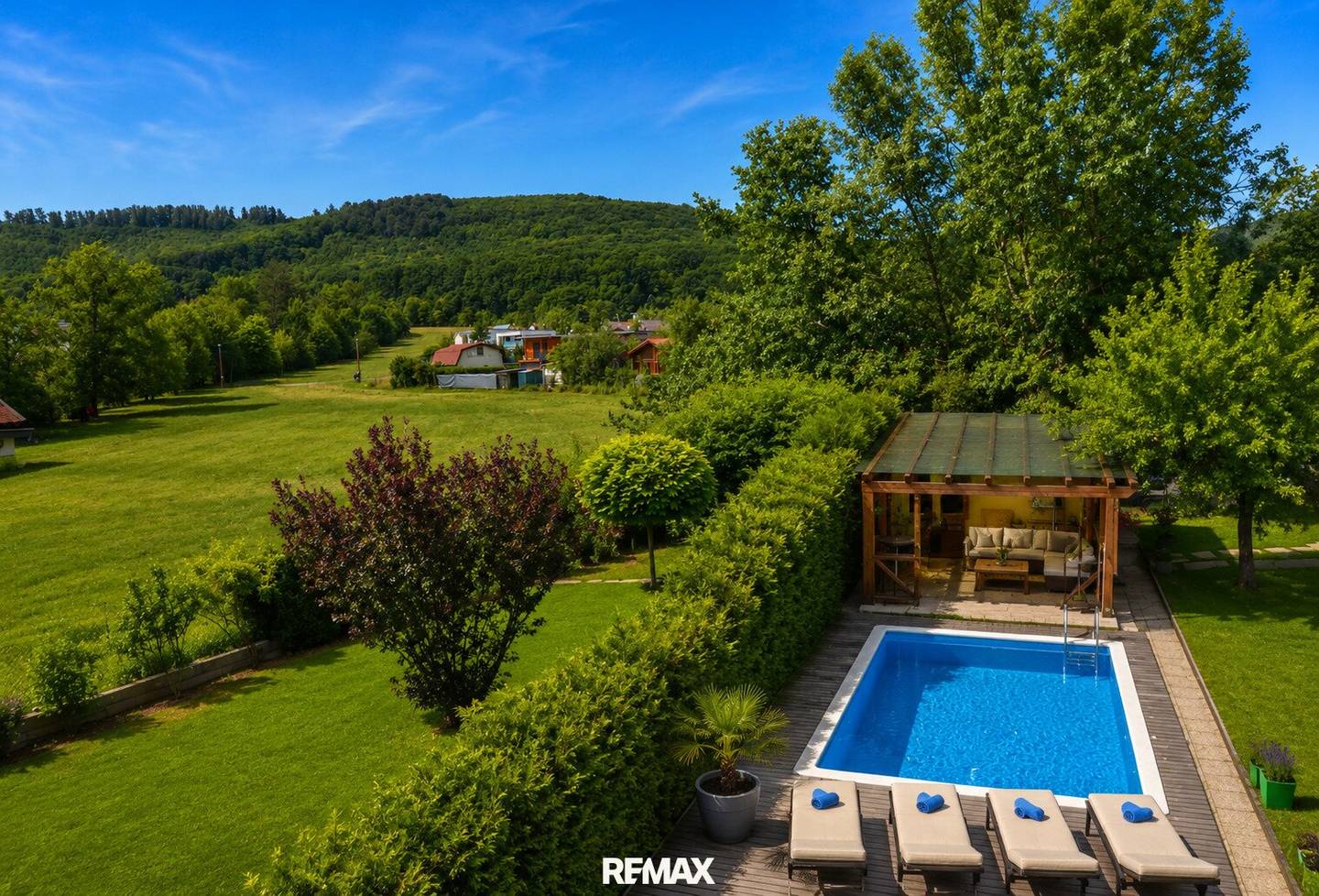 Wohnen im Grünen – Familienhaus mit Pool und großem Garten
