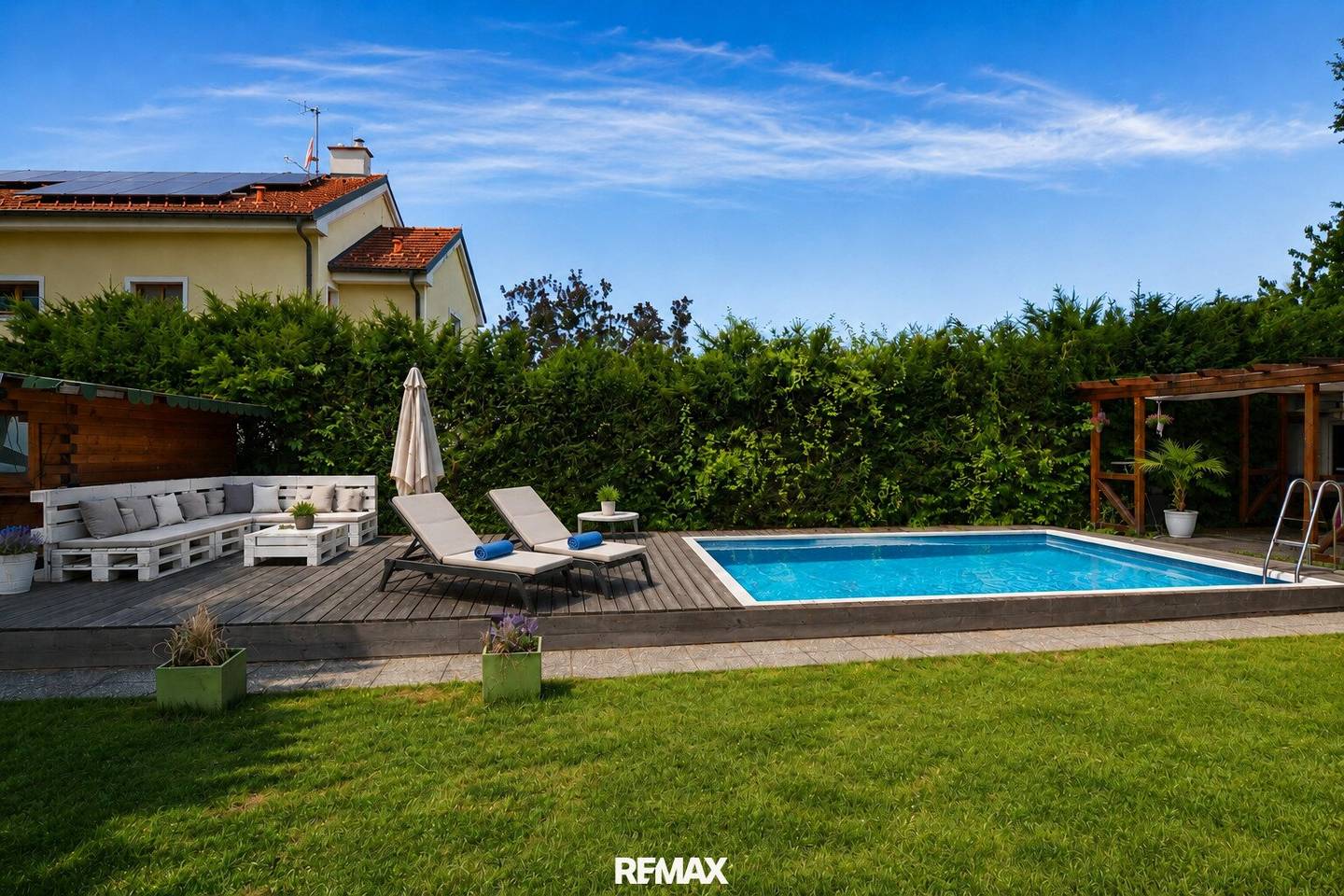 Wohnen im Grünen – Familienhaus mit Pool und großem Garten