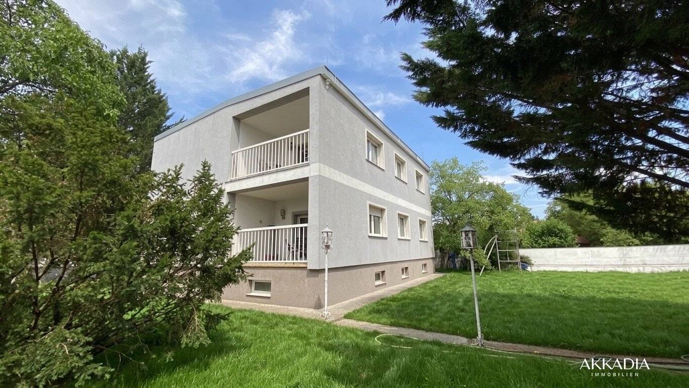 Großzügiges Zweifamilienhaus mit großem Garten und viel Potenzial