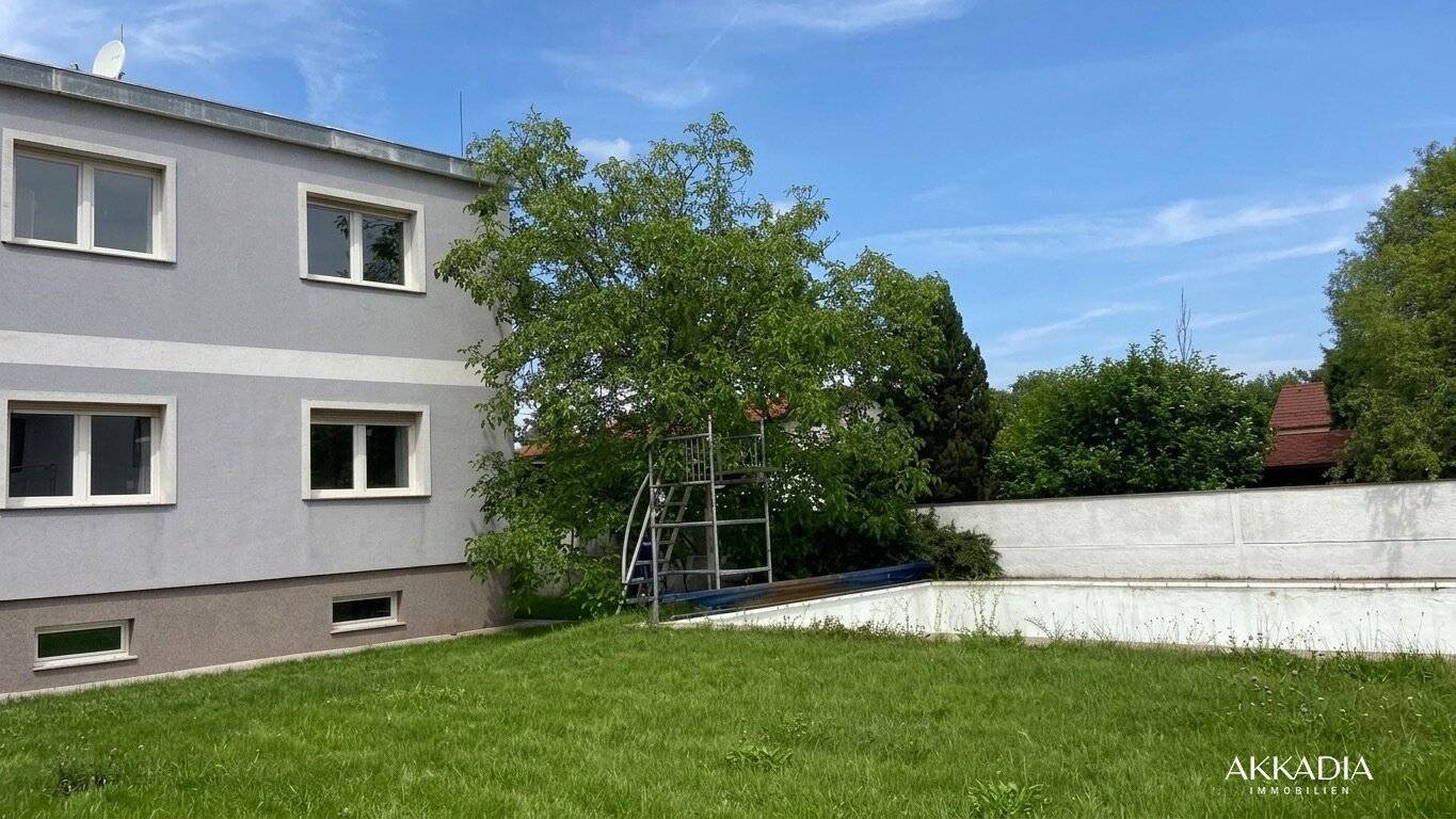 Großzügiges Zweifamilienhaus mit großem Garten und viel Potenzial