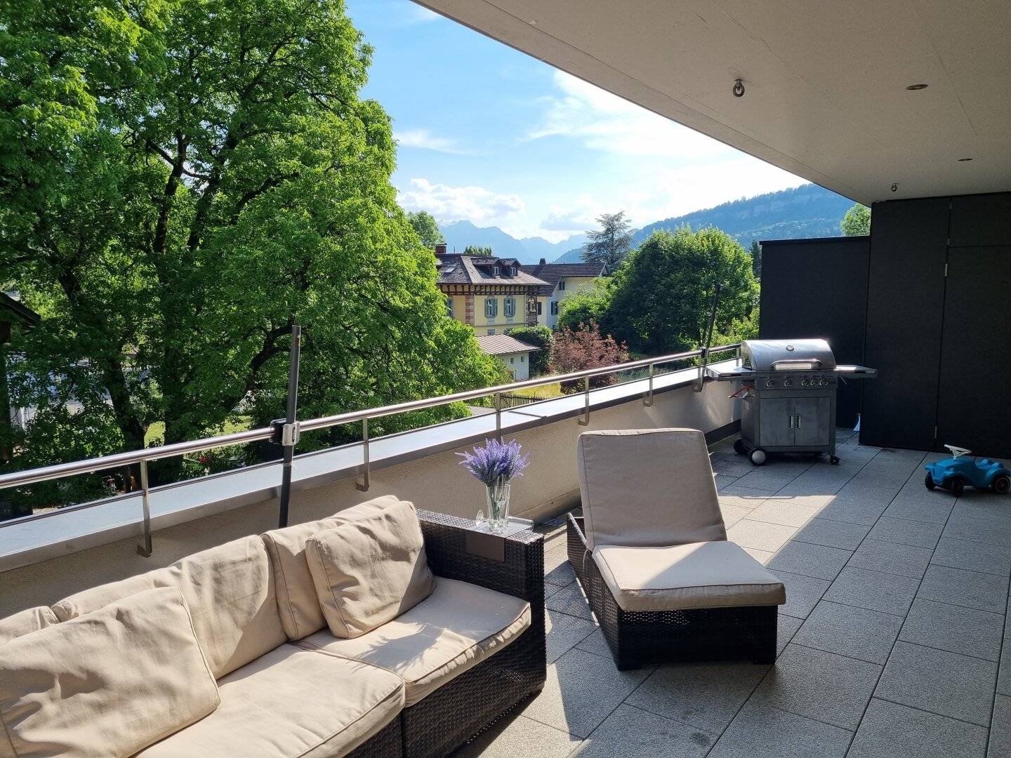 Impressive 4-room penthouse apartment with 2 underground parking spaces and geothermal heating in prime location