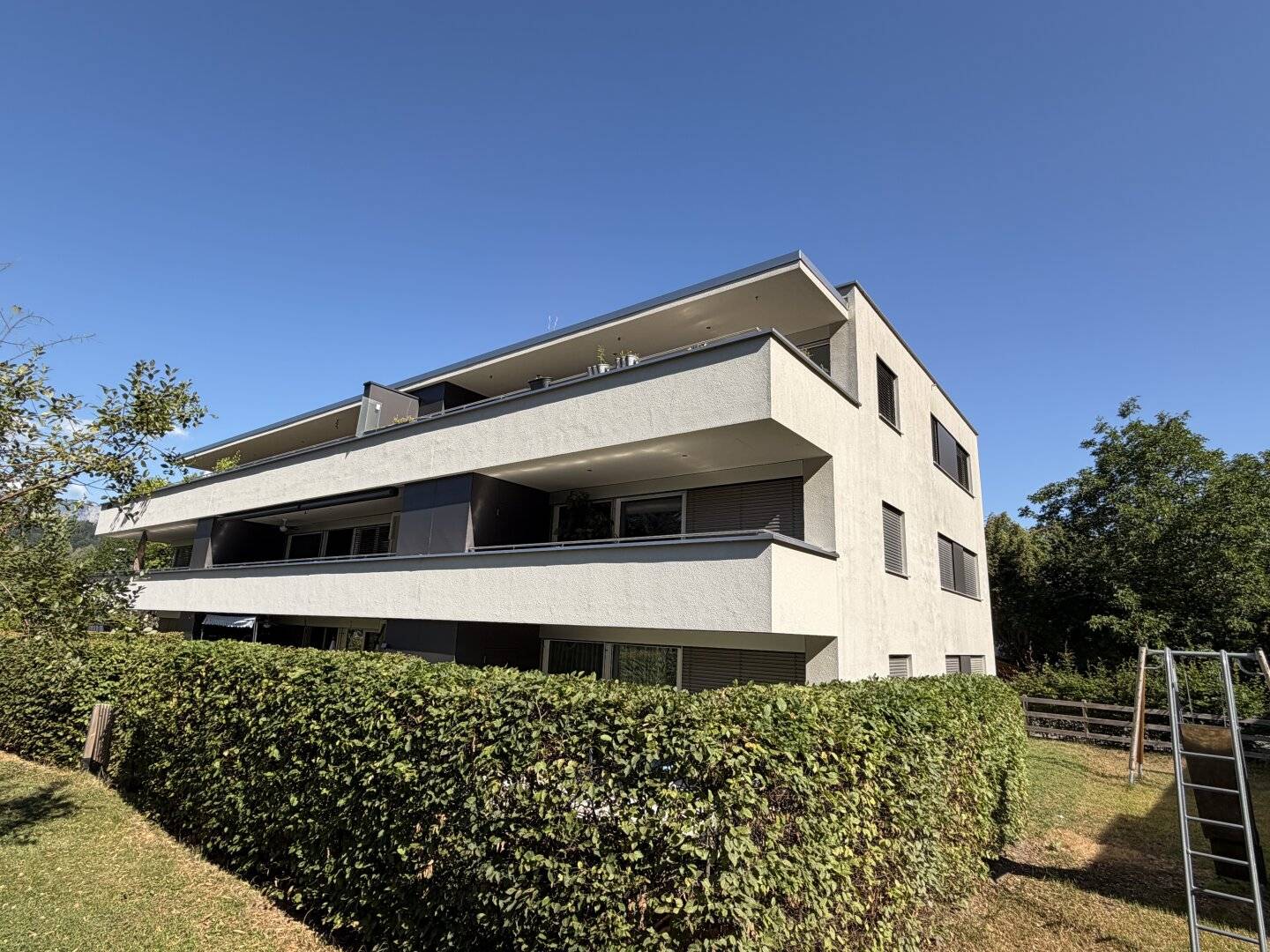 Impressive 4-room penthouse apartment with 2 underground parking spaces and geothermal heating in prime location