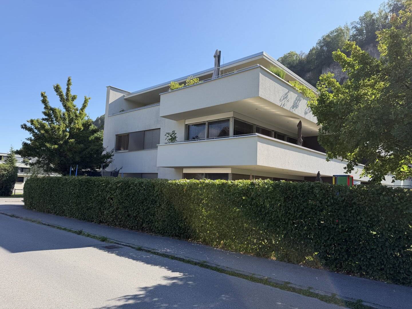 Impressive 4-room penthouse apartment with 2 underground parking spaces and geothermal heating in prime location