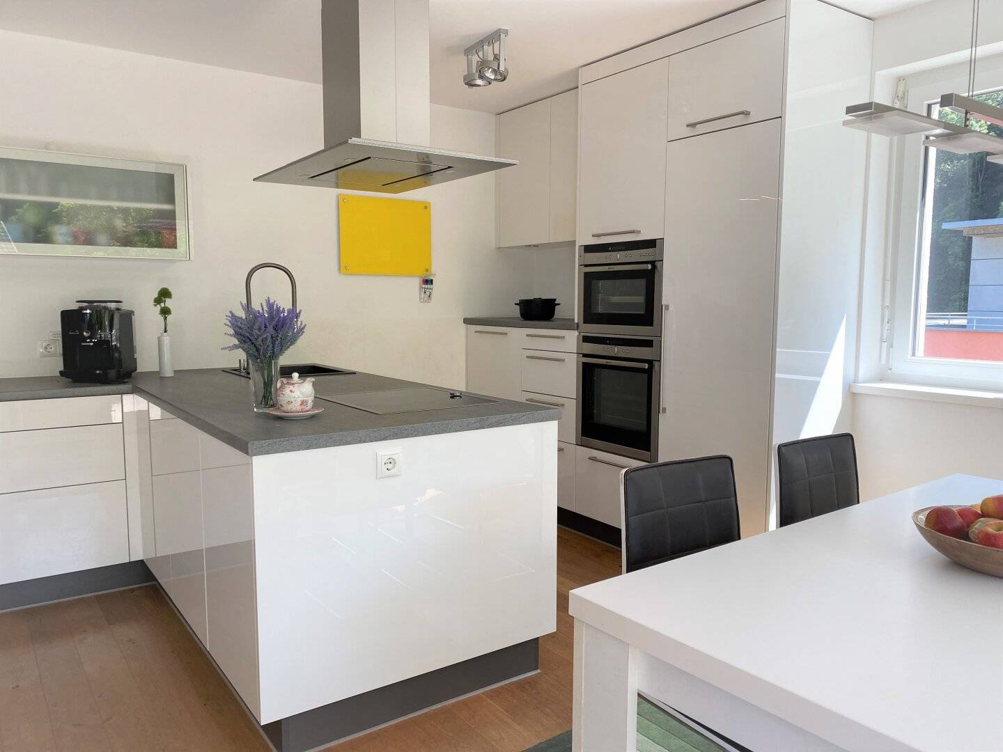 Impressive 4-room penthouse apartment with 2 underground parking spaces and geothermal heating in prime location