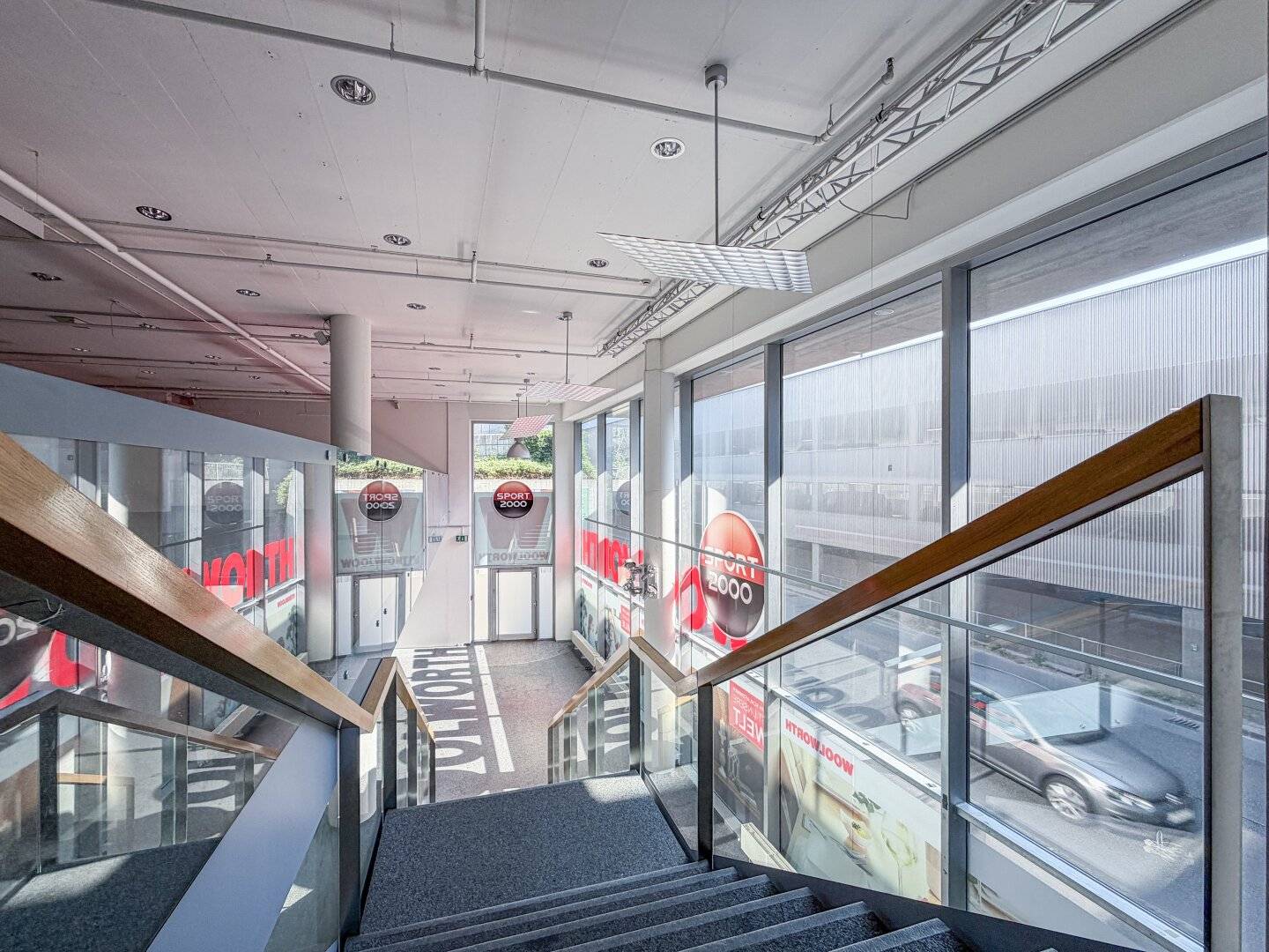 Retail space with large window front in the KARO shopping center in Bischofshofen