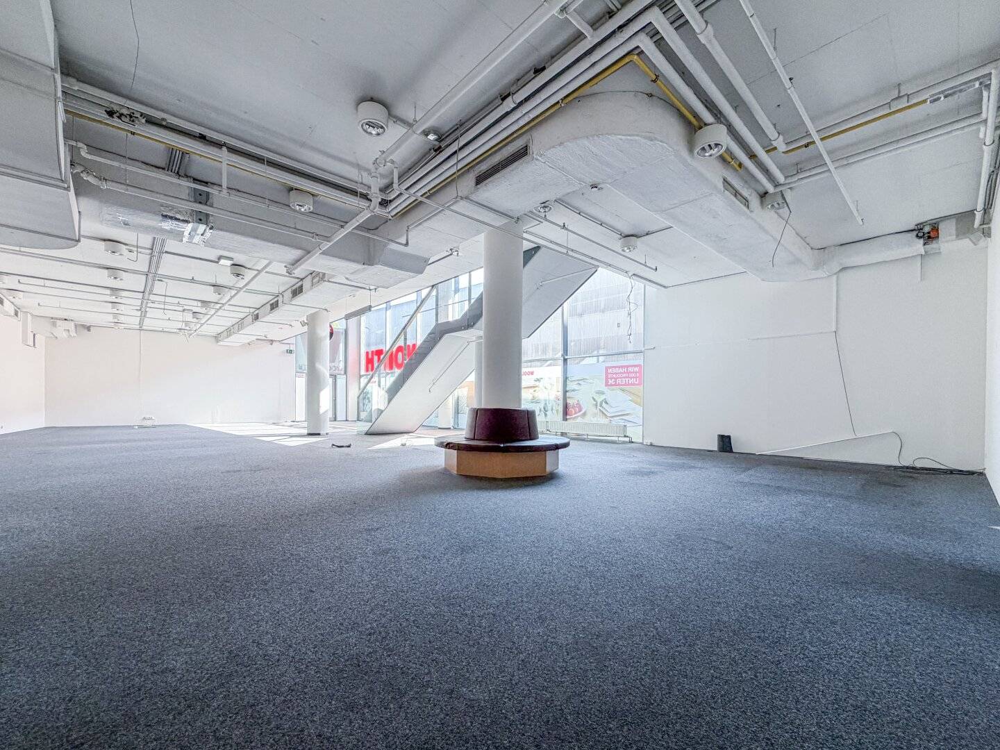 Retail space with large window front in the KARO shopping center in Bischofshofen