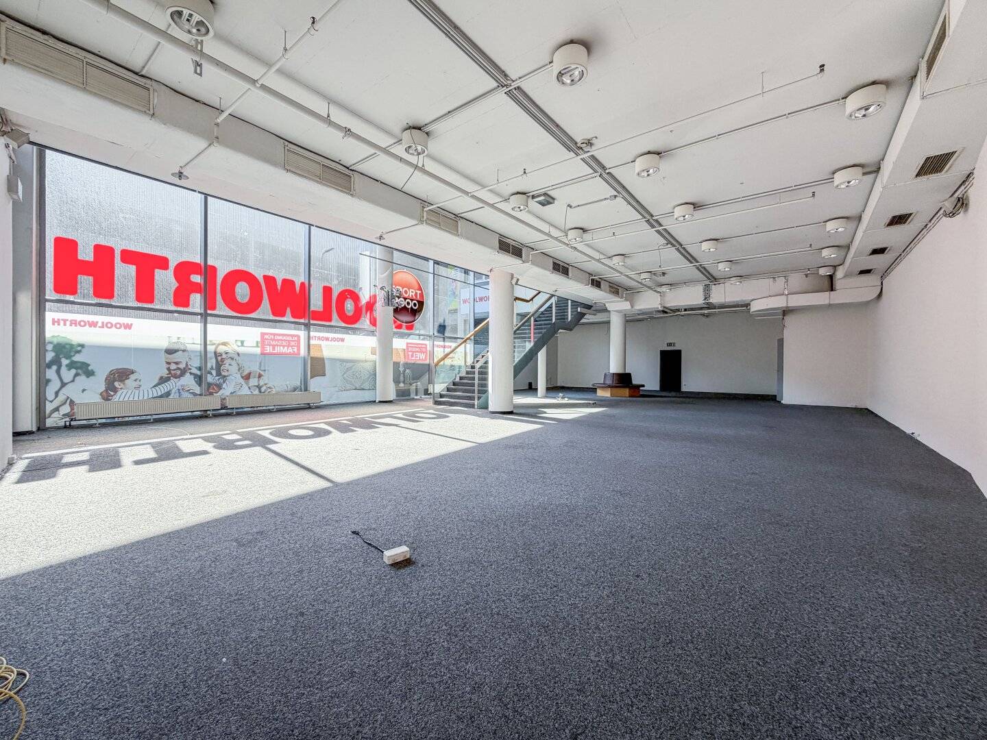 Retail space with large window front in the KARO shopping center in Bischofshofen