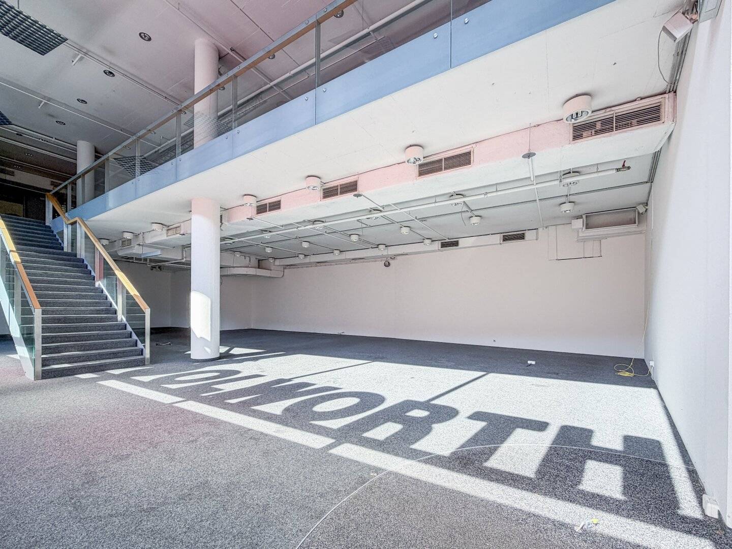 Retail space with large window front in the KARO shopping center in Bischofshofen