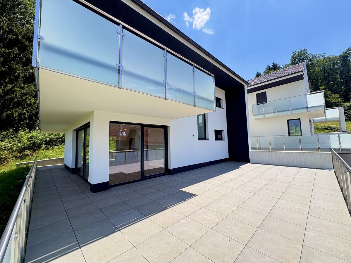 Erstbezug Familienwohnung mit großer Terrasse und Carport