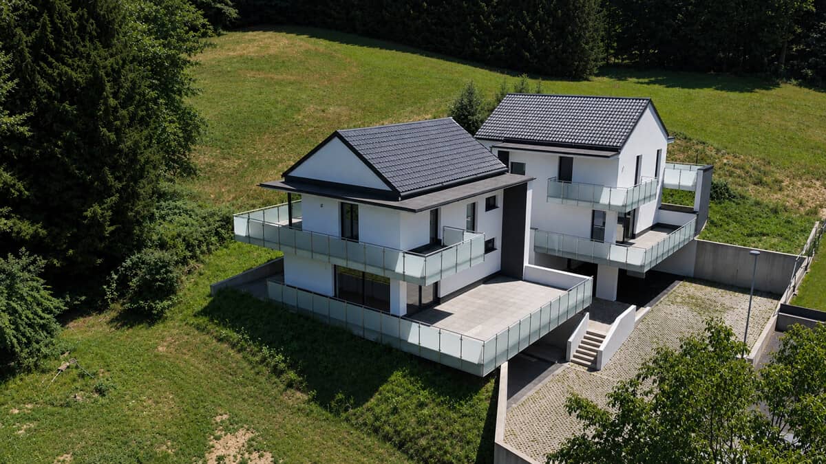 Erstbezug Familienwohnung mit großer Terrasse und Carport