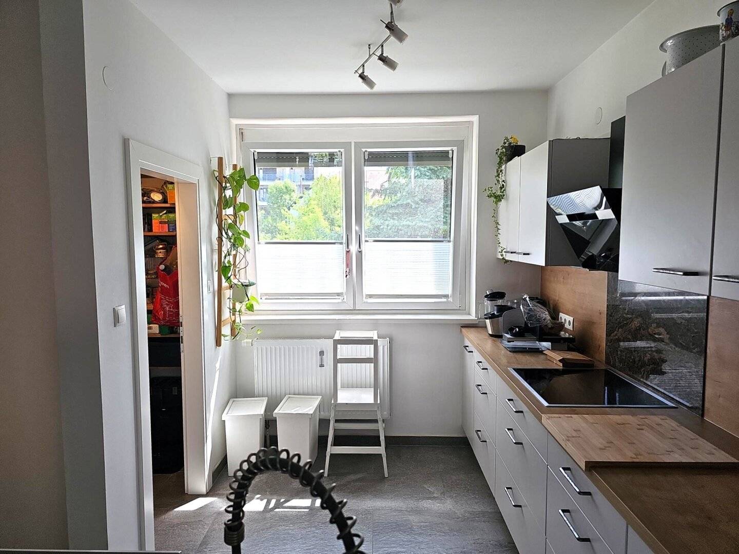 Well maintained 98m² apartment with balcony and underground garage space also ideal for shared flats
