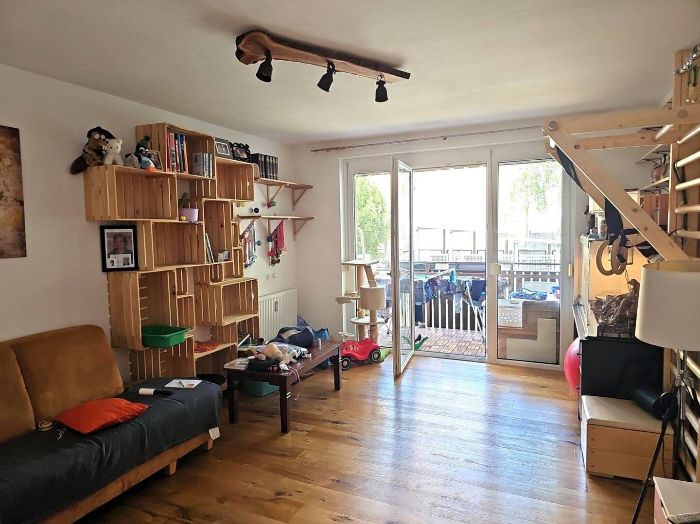 Well maintained 98m² apartment with balcony and underground garage space also ideal for shared flats
