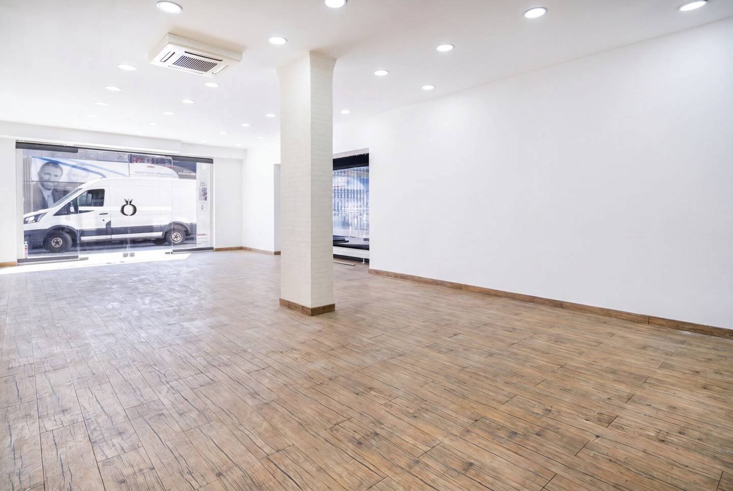 In the heart of the Landstraße - Commercial space with high visibility, clear room layout and immediate availability in a highly frequented Linz location
