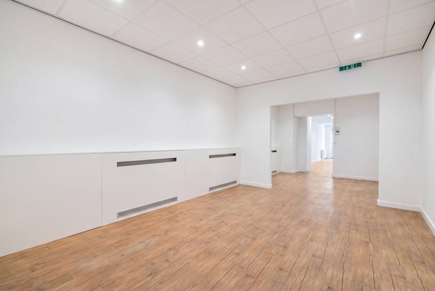 In the heart of the Landstraße - Commercial space with high visibility, clear room layout and immediate availability in a highly frequented Linz location