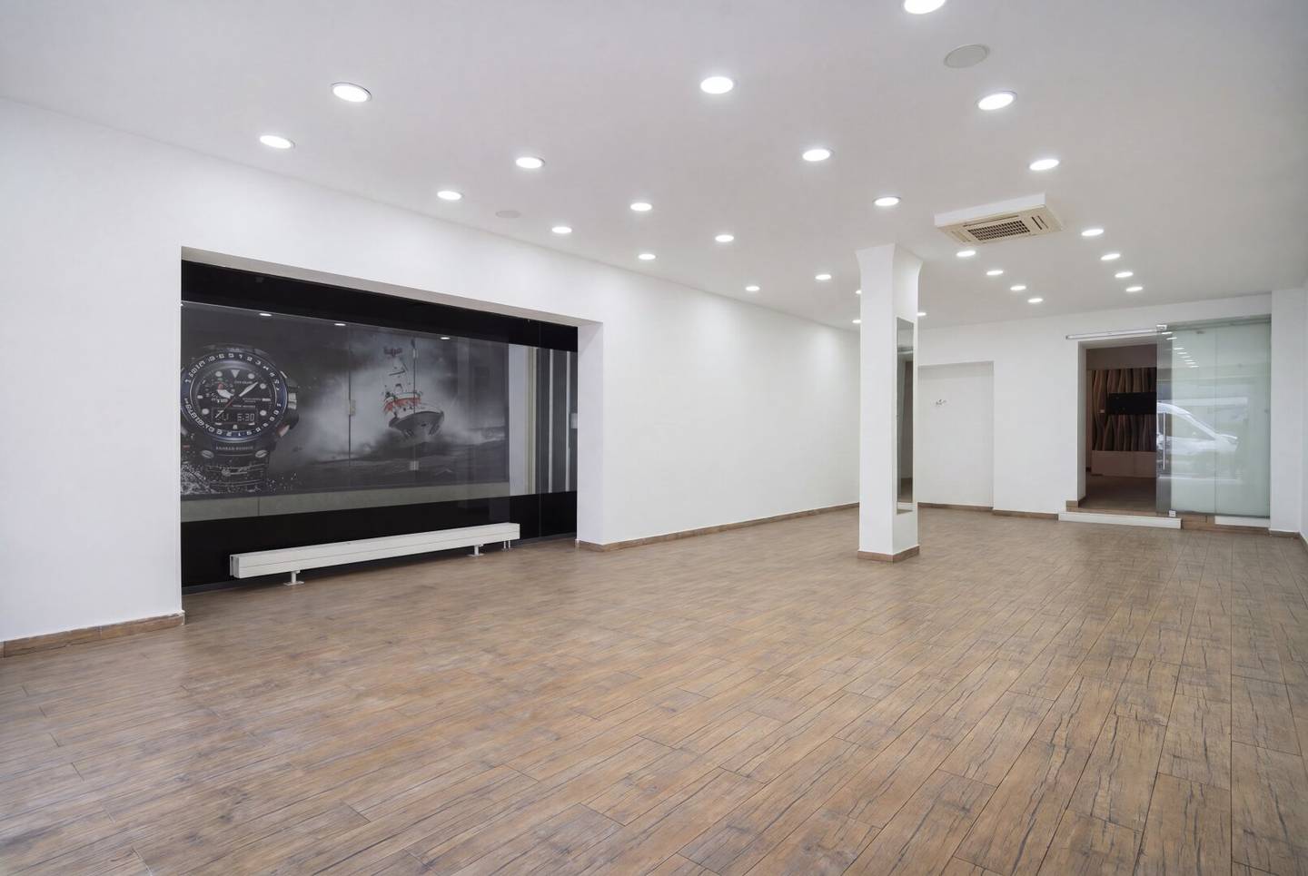 In the heart of the Landstraße - Commercial space with high visibility, clear room layout and immediate availability in a highly frequented Linz location