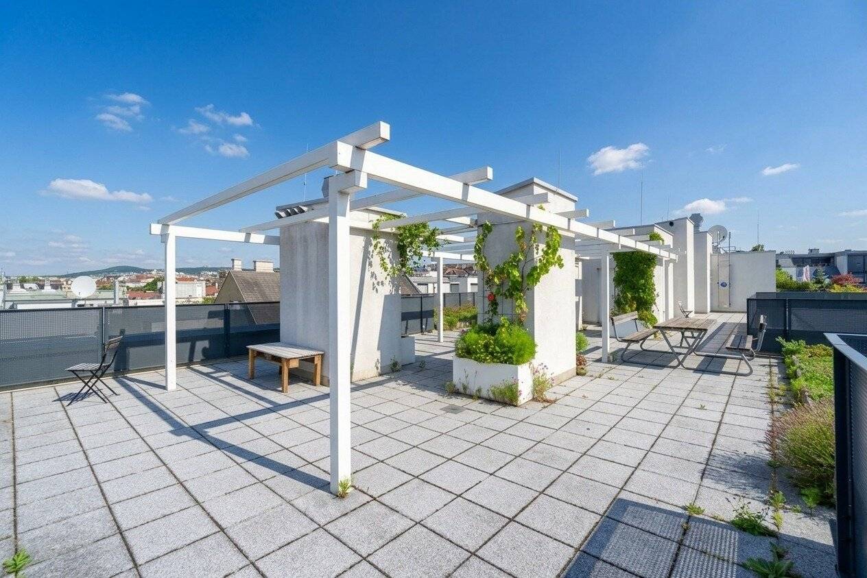 Perfect rental apartment on the 5th floor with elevator and communal roof terrace