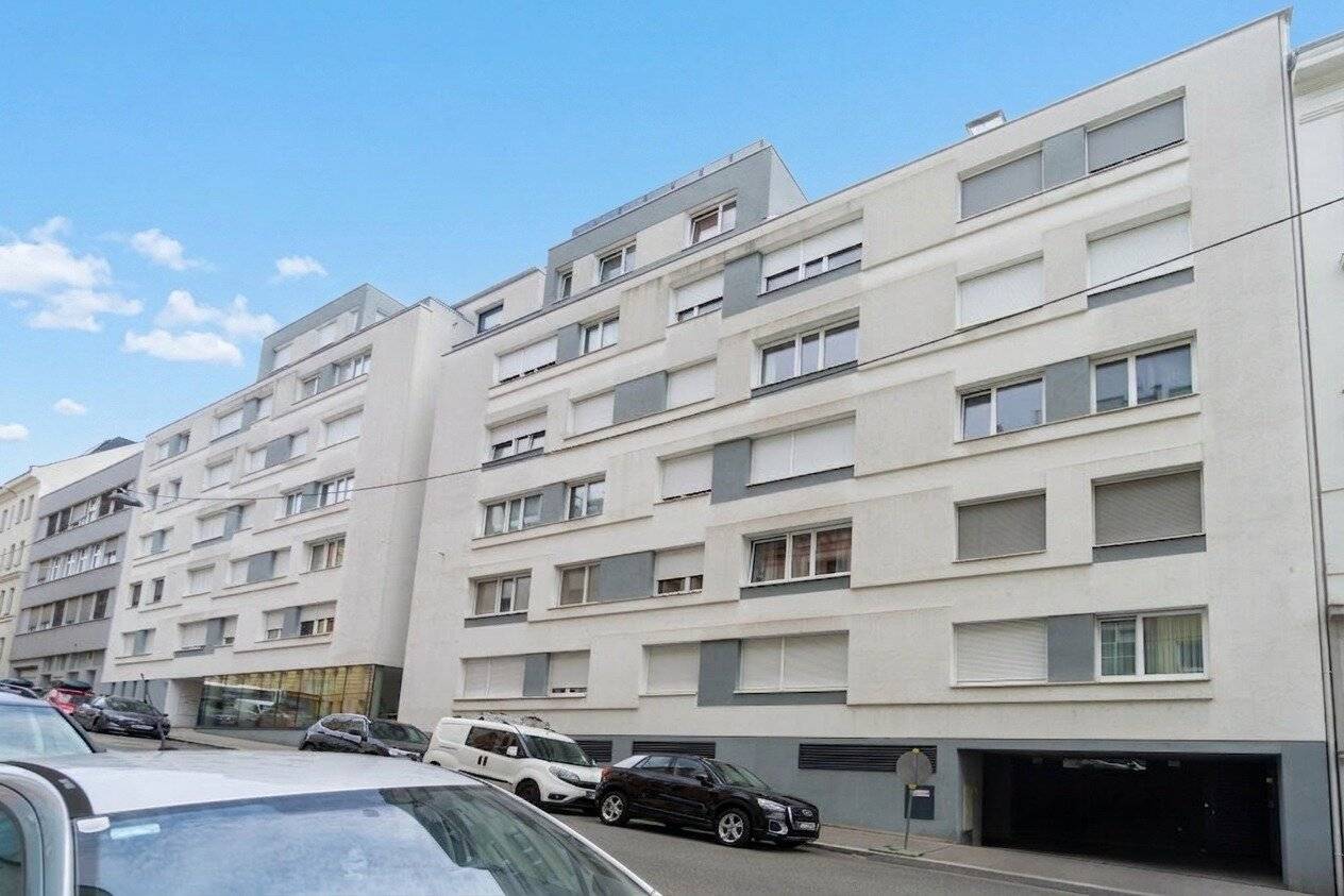 Perfect rental apartment on the 5th floor with elevator and communal roof terrace