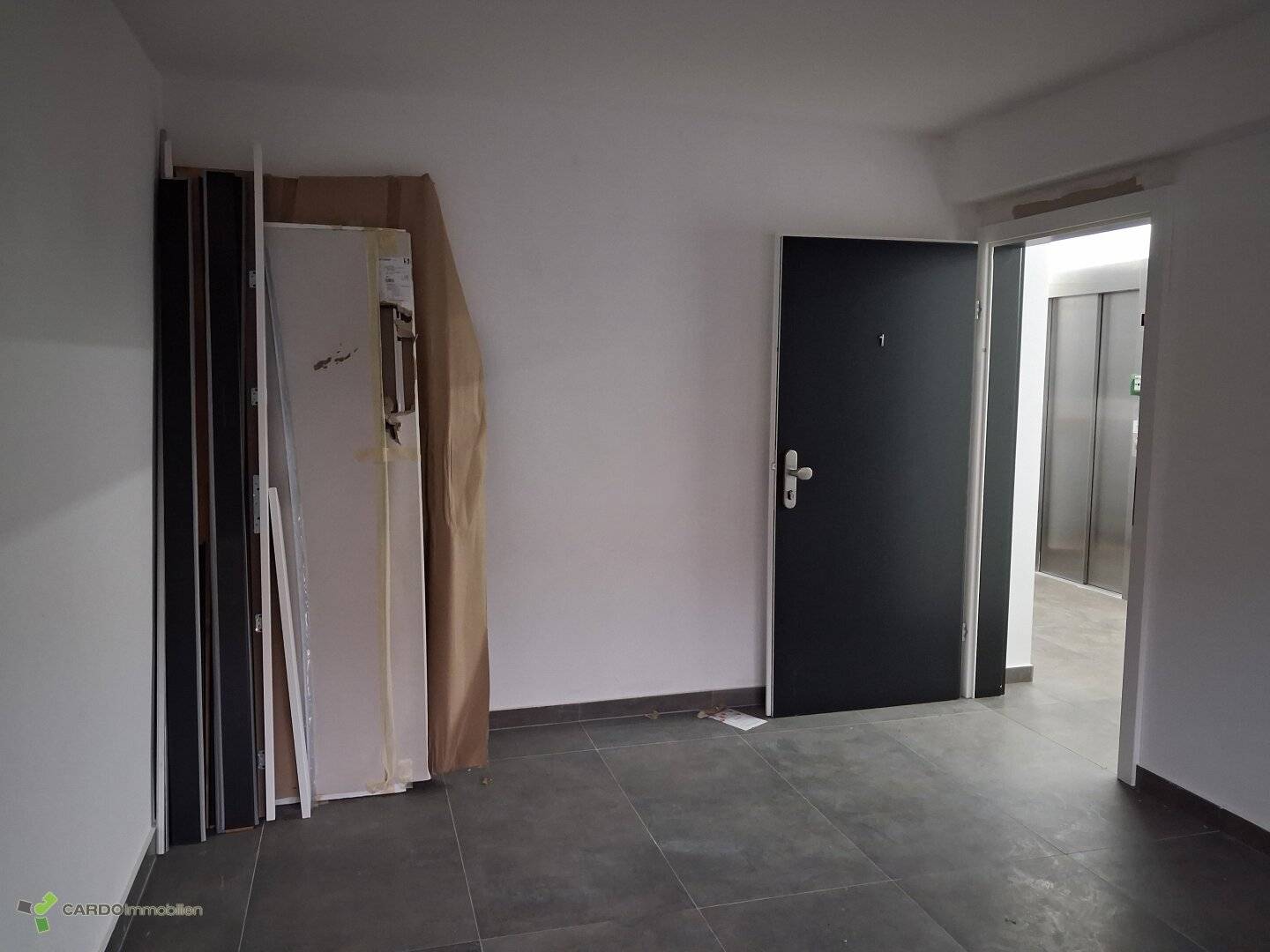 ca. 14m² Büro mit Lager ca. 80m² zu kaufen