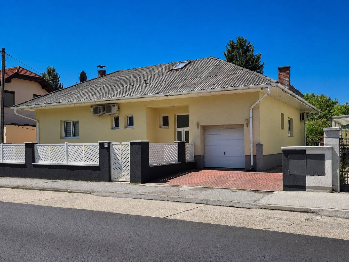 Living with holiday flair | huge plot (subdivision possible) with large terrace and pool | Open fireplace and air conditioning | U1 station I garage
