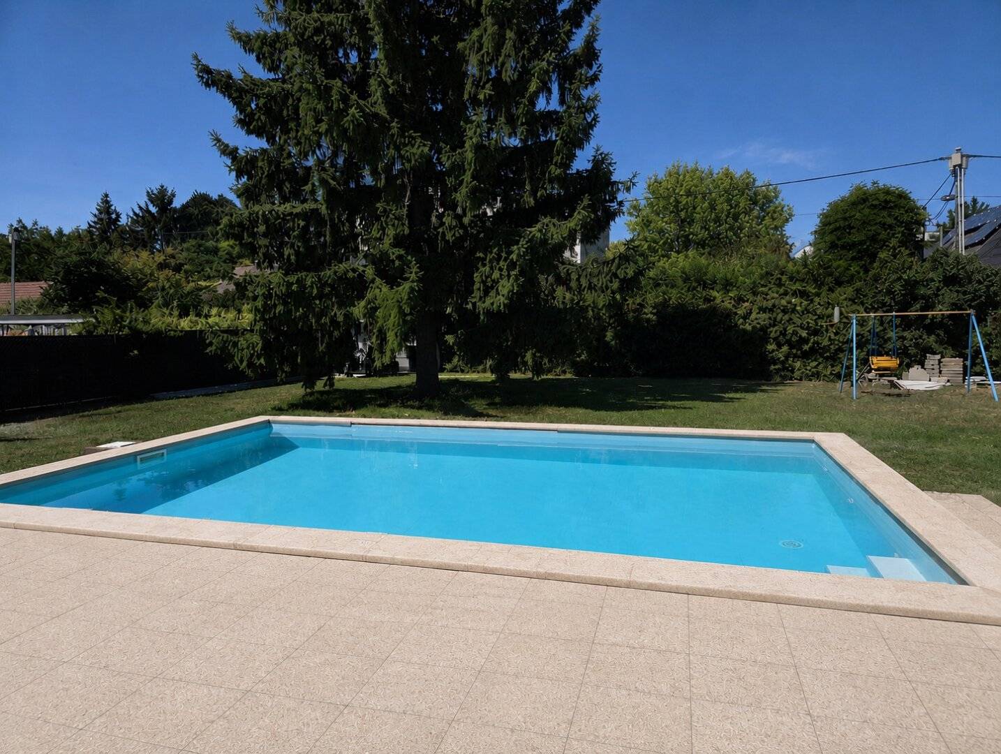 Living with holiday flair | huge plot (subdivision possible) with large terrace and pool | Open fireplace and air conditioning | U1 station I garage