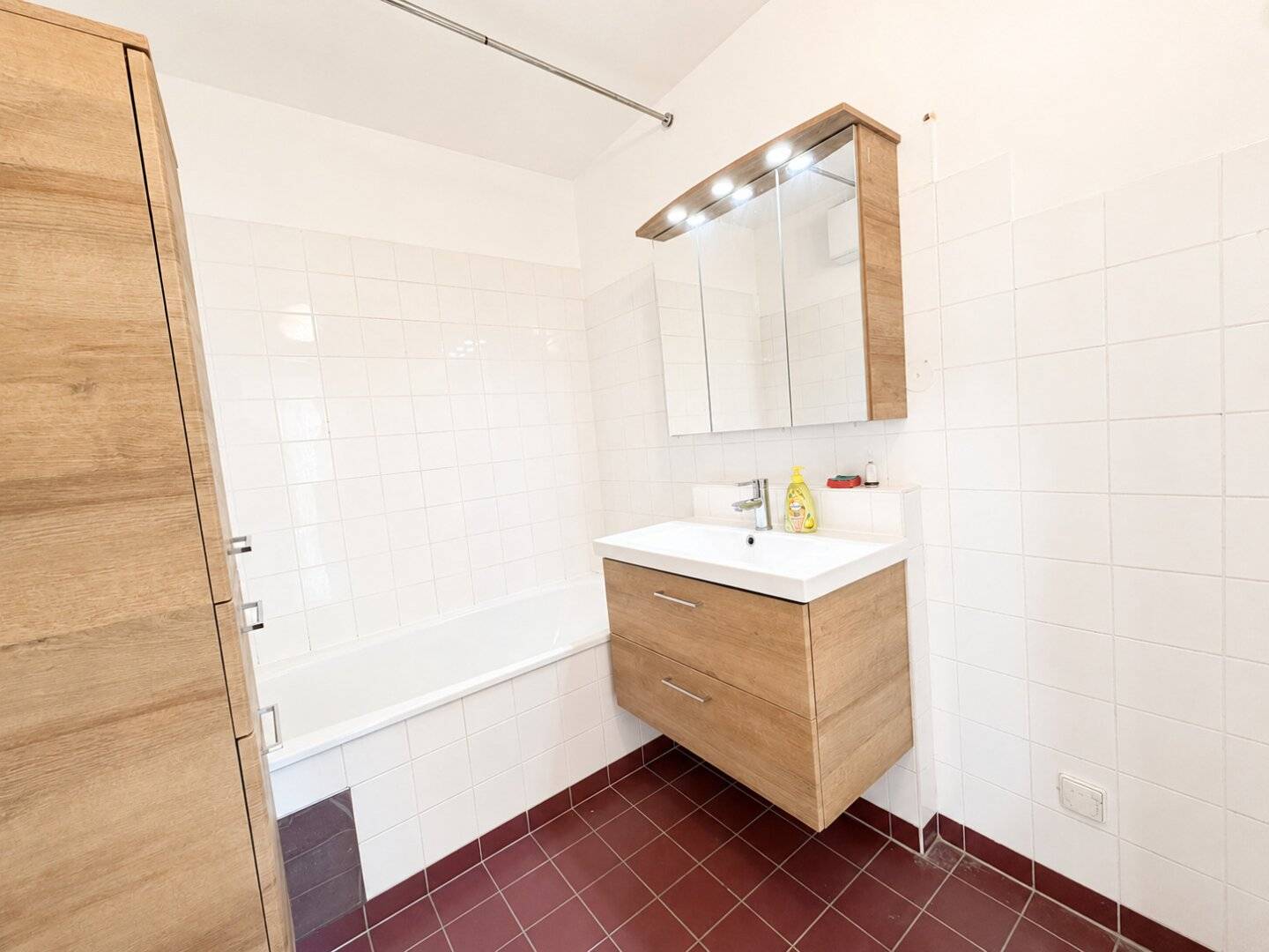 TERASSENWOHNUNG - Freier Mietzins | NEUBAU | BJ ca. 1995 | 3 Zimmer | ca. 80 m² NFL | Garage | kleinere Renovierungen notwendig