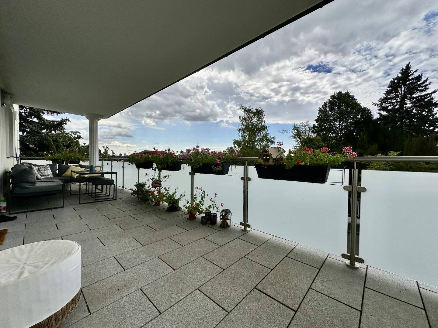 Luxury apartment in Grinzinger TOP LOCATION! / 3 balconies / 2 garage parking spaces!