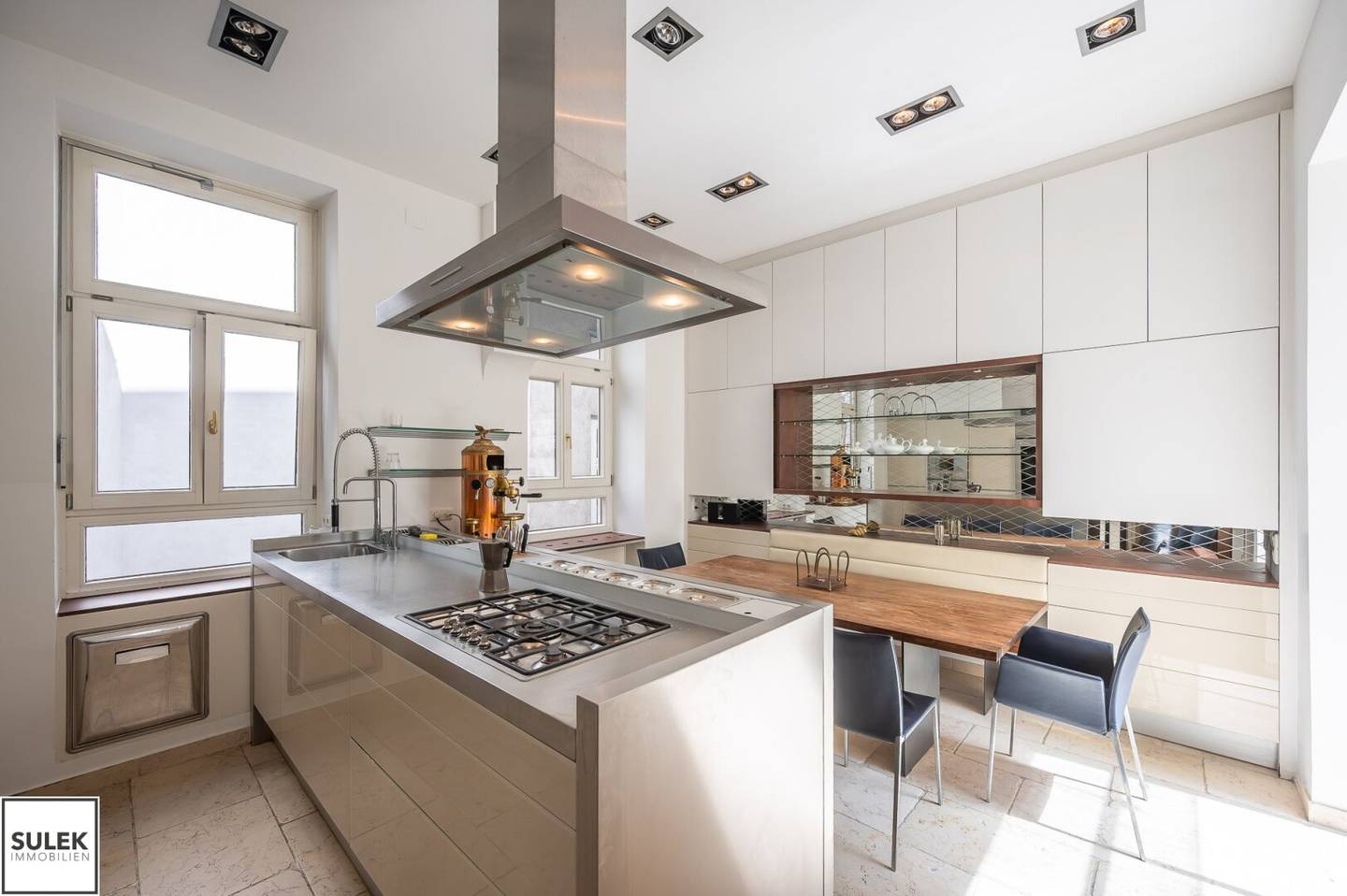 Stylish historic apartment with balcony at Naschmarkt – 134 m² living quality in prime location of Vienna Wieden
