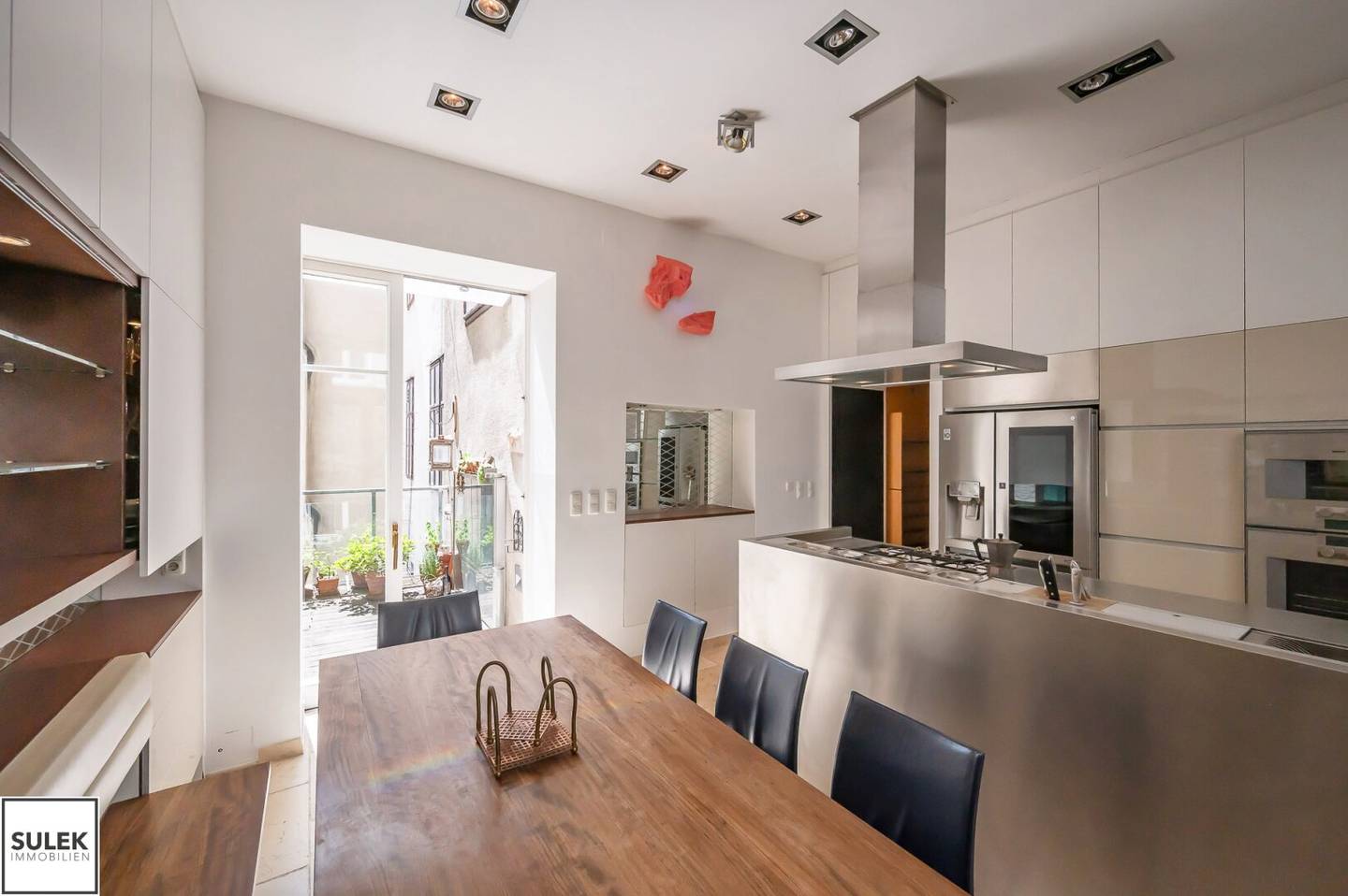 Stylish historic apartment with balcony at Naschmarkt – 134 m² living quality in prime location of Vienna Wieden