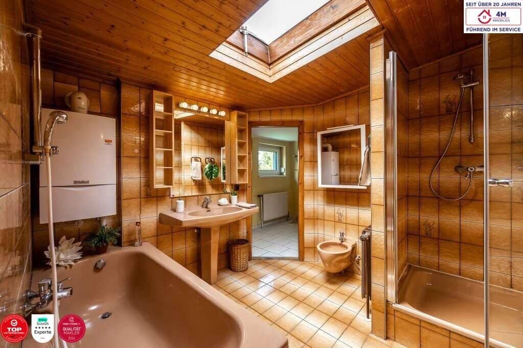 Spacious 4-room period apartment with green view – quiet living, well connected