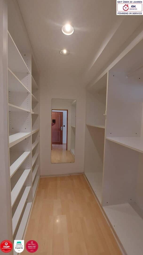 Spacious 4-room period apartment with green view – quiet living, well connected