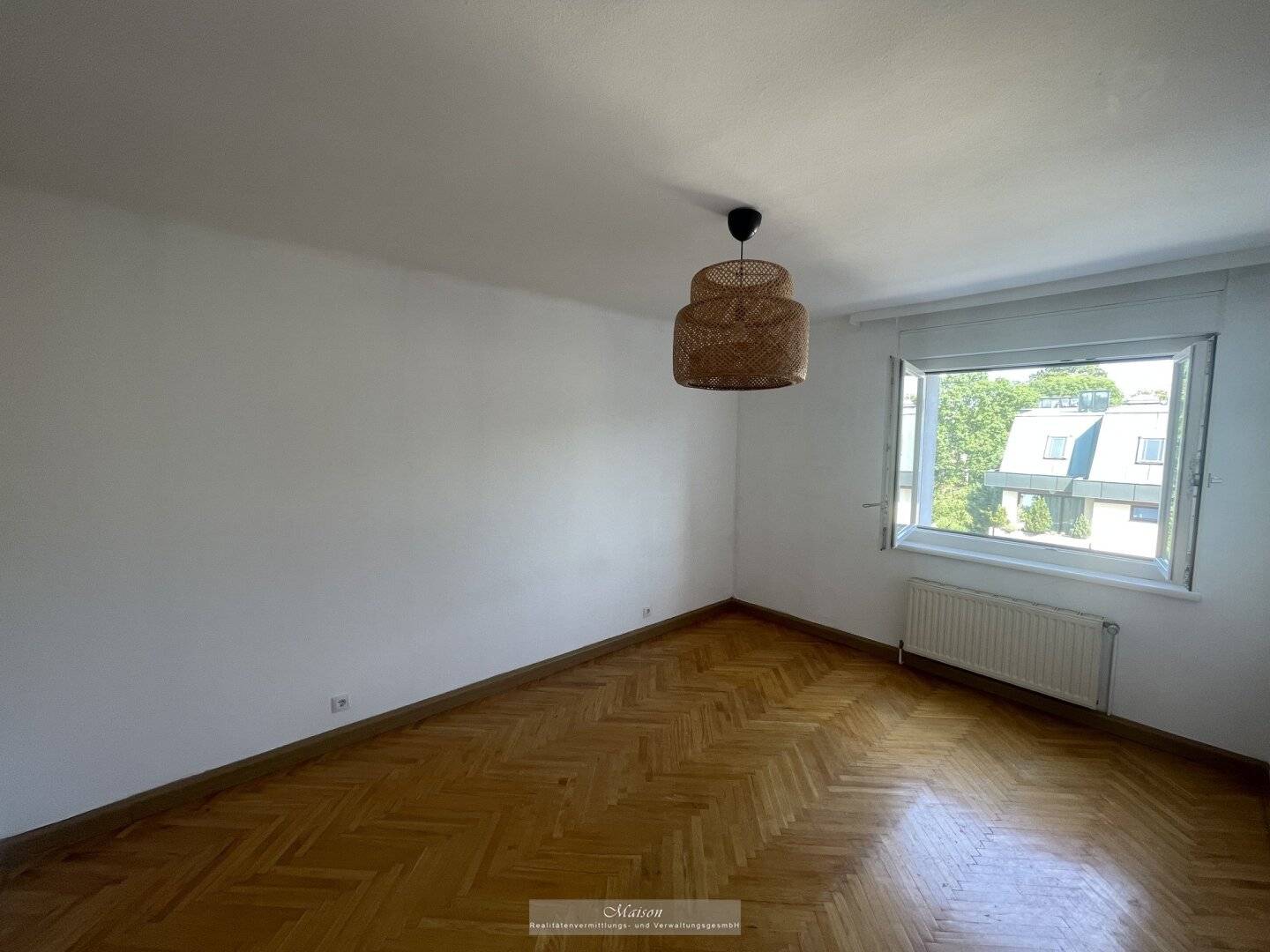 HIETZINGER VILLA LOCATION - WELL MAINTAINED 3 ROOM NEW BUILD HIT