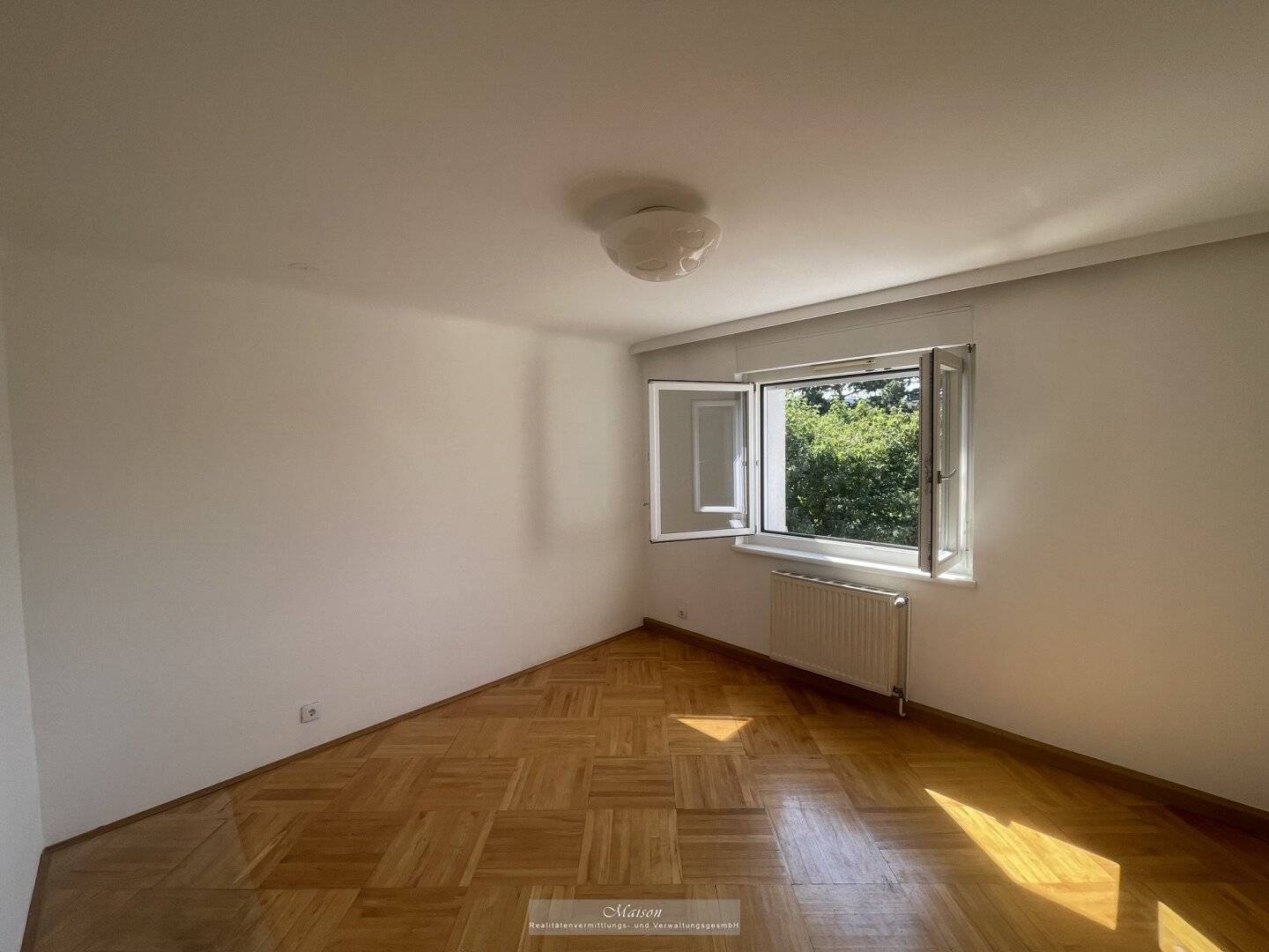 HIETZINGER VILLA LOCATION - WELL MAINTAINED 3 ROOM NEW BUILD HIT