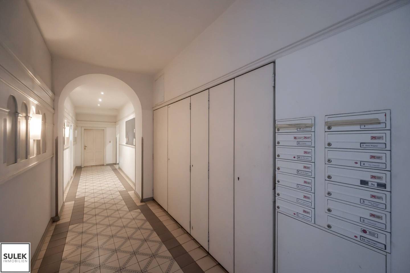 Rechte Wienzeile 19: building-approved raw attic - exclusive development project for two attic apartments with outdoor areas - Naschmarkt / 1040 Vienna