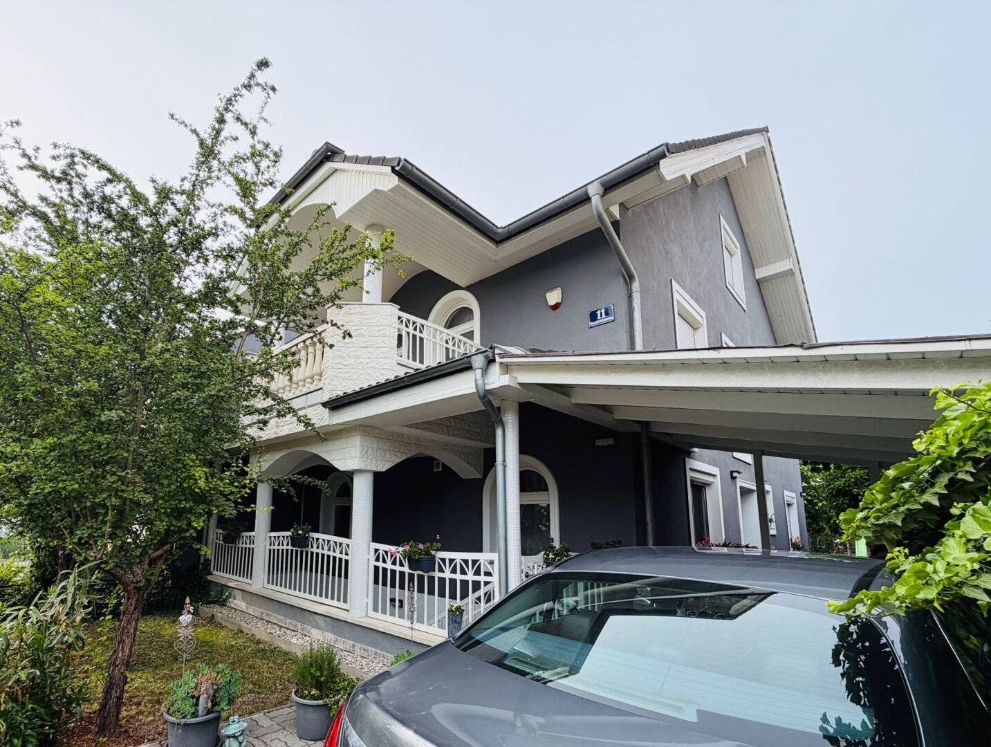 Light, Space and Quality of Life - High-quality House with Garden Paradise