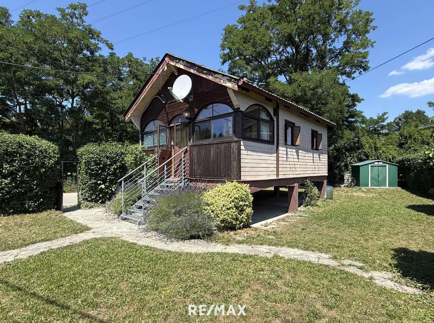 Waterside retreat with garden Ferienwohnung
