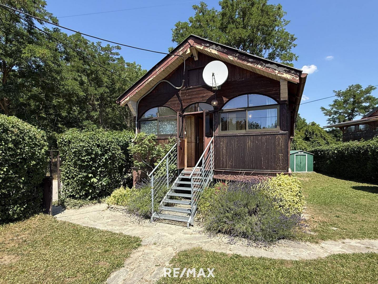 Waterside retreat with garden Ferienwohnung