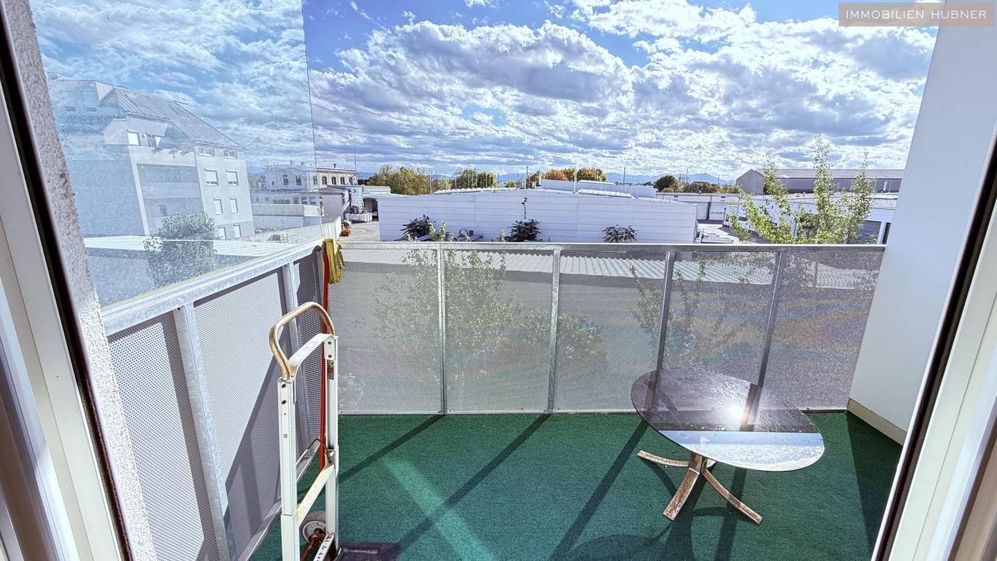 Bright new apartment with large loggia near Akademiepark