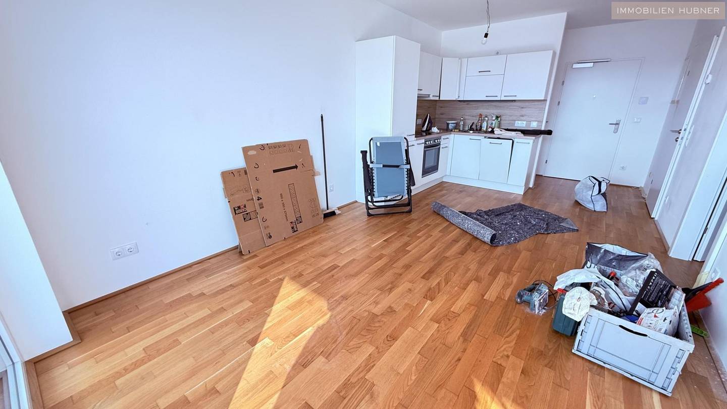 Bright new apartment with large loggia near Akademiepark