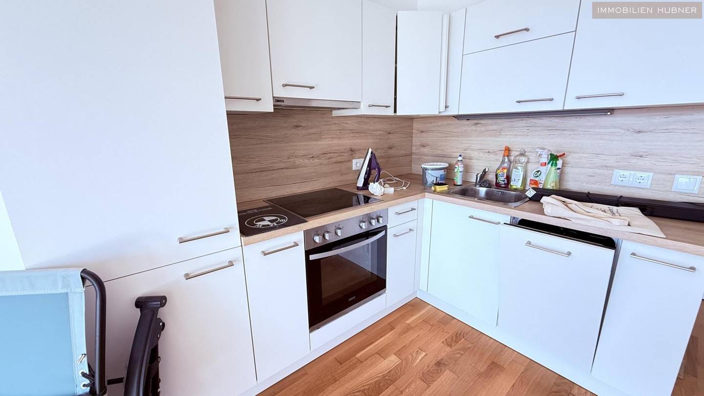 Bright new apartment with large loggia near Akademiepark
