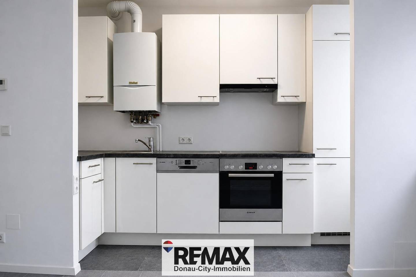 Investment apartment with parking space and subway proximity