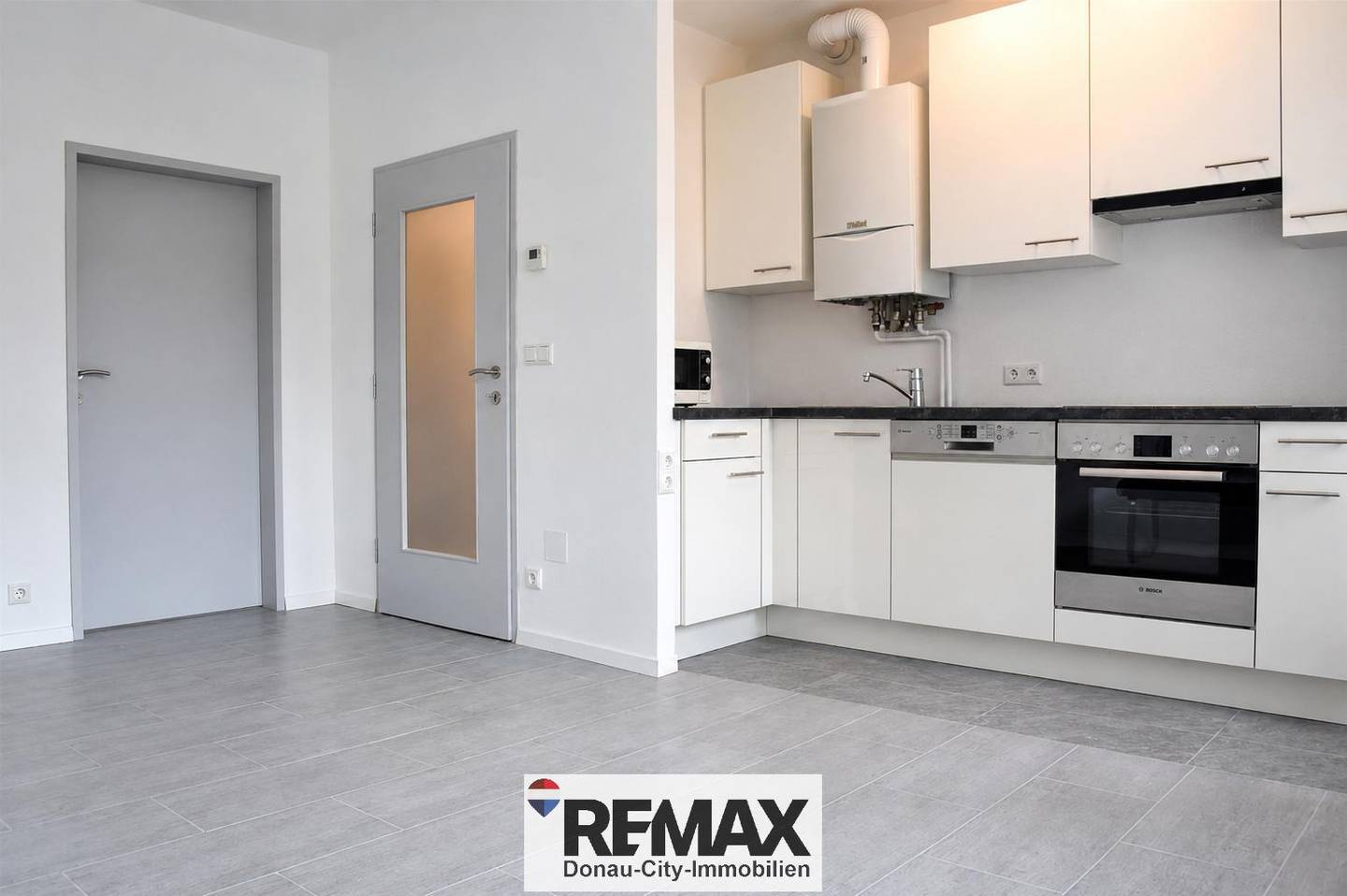 Investment apartment with parking space and subway proximity