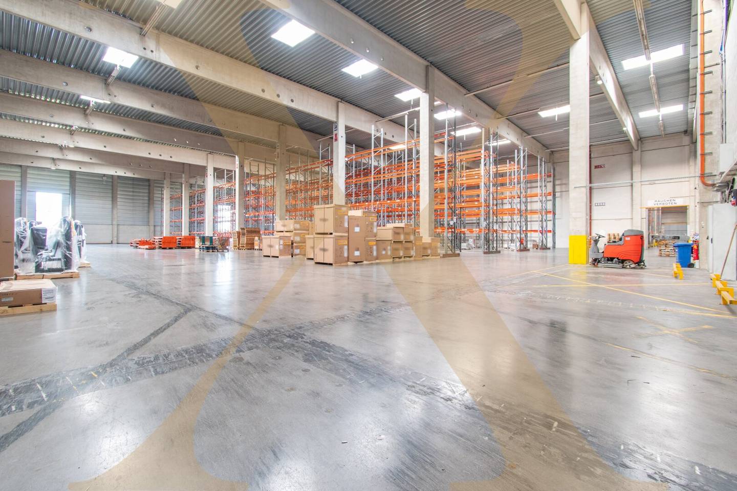 Spacious commercial space with high-bay warehouse in Leonding! DIVISIBLE! Office space available!