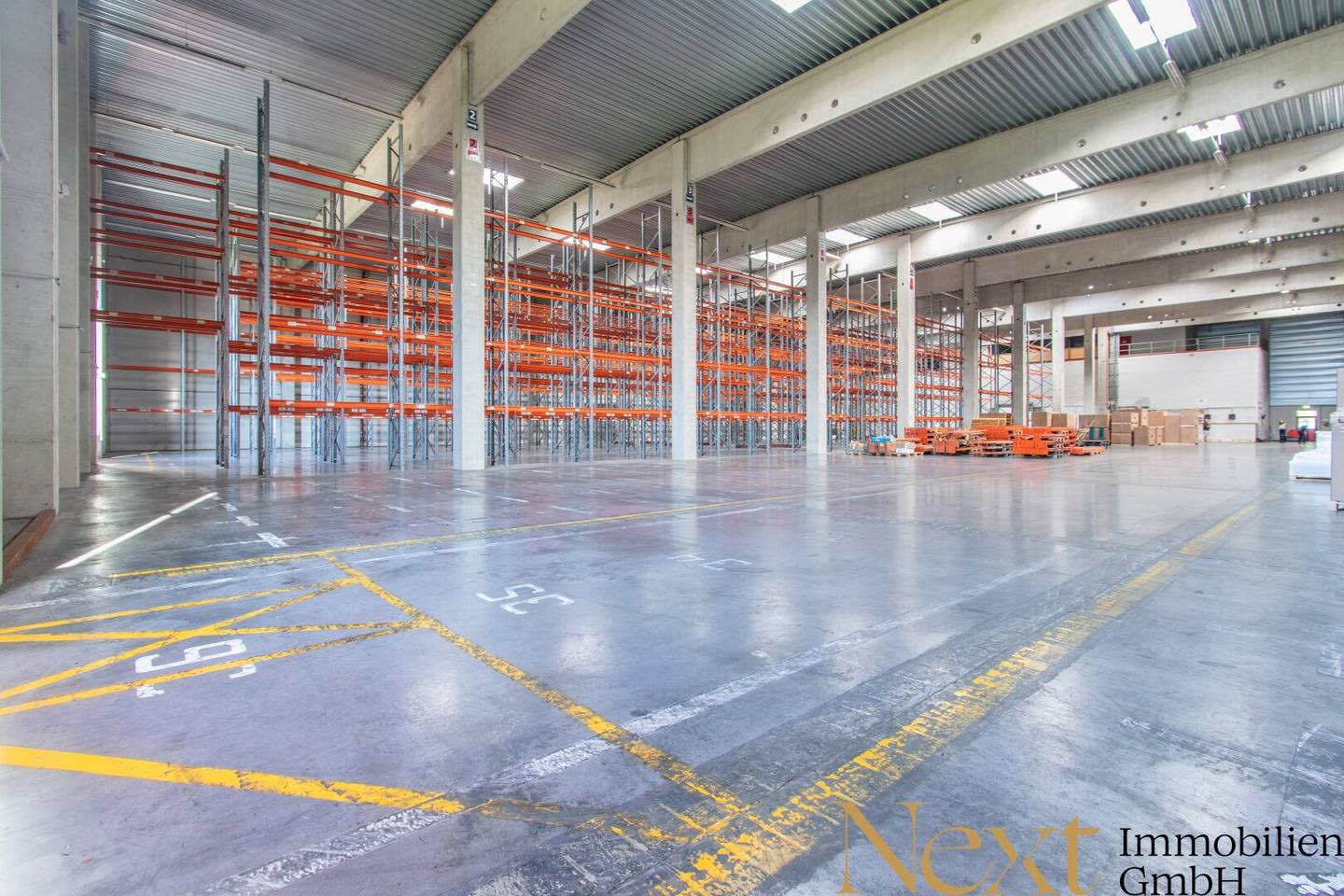 Spacious commercial space with high-bay warehouse in Leonding! DIVISIBLE! Office space available!