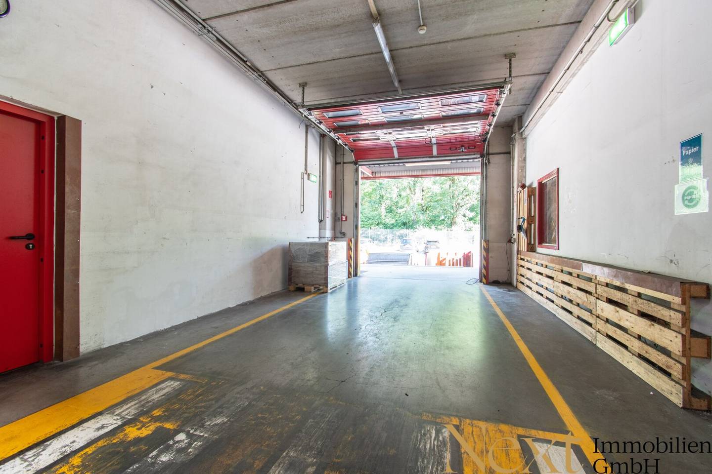 Spacious commercial space with high-bay warehouse in Leonding! DIVISIBLE! Office space available!