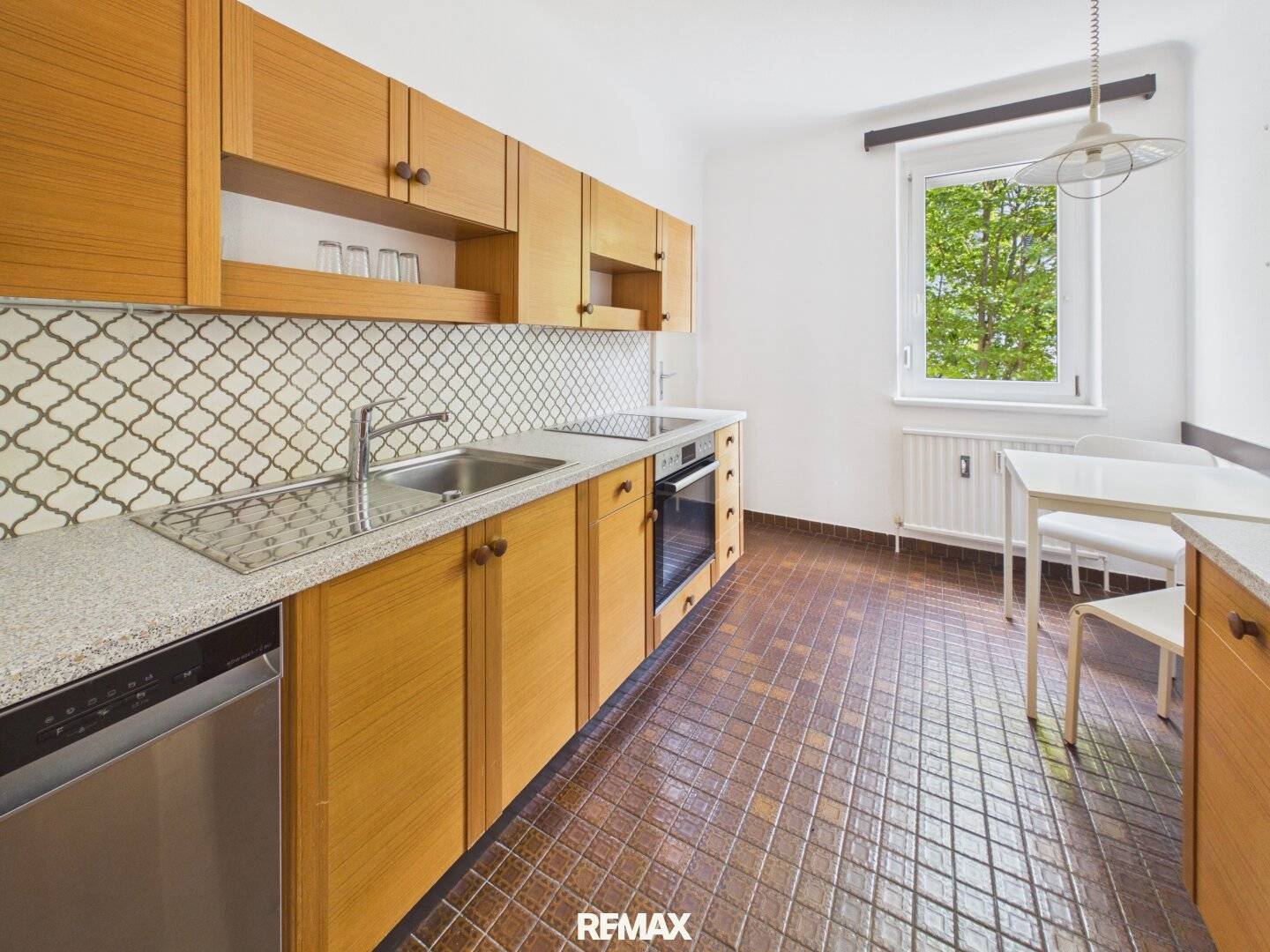 Bright 2-room rental apartment with loggia and garage parking space