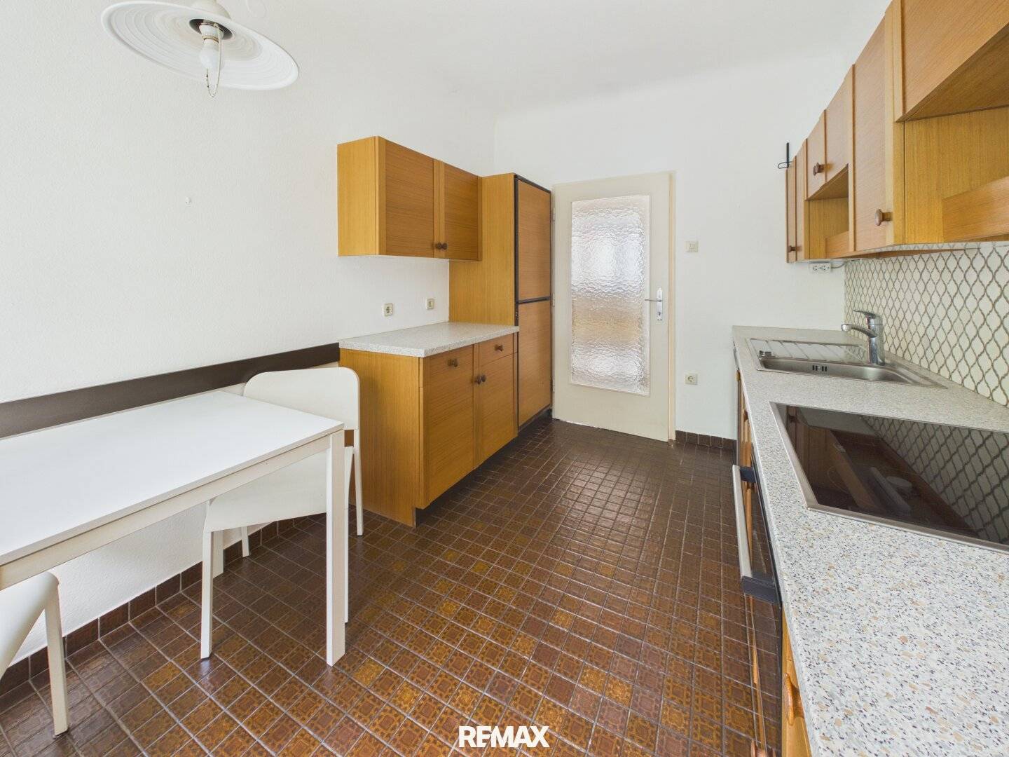 Bright 2-room rental apartment with loggia and garage parking space