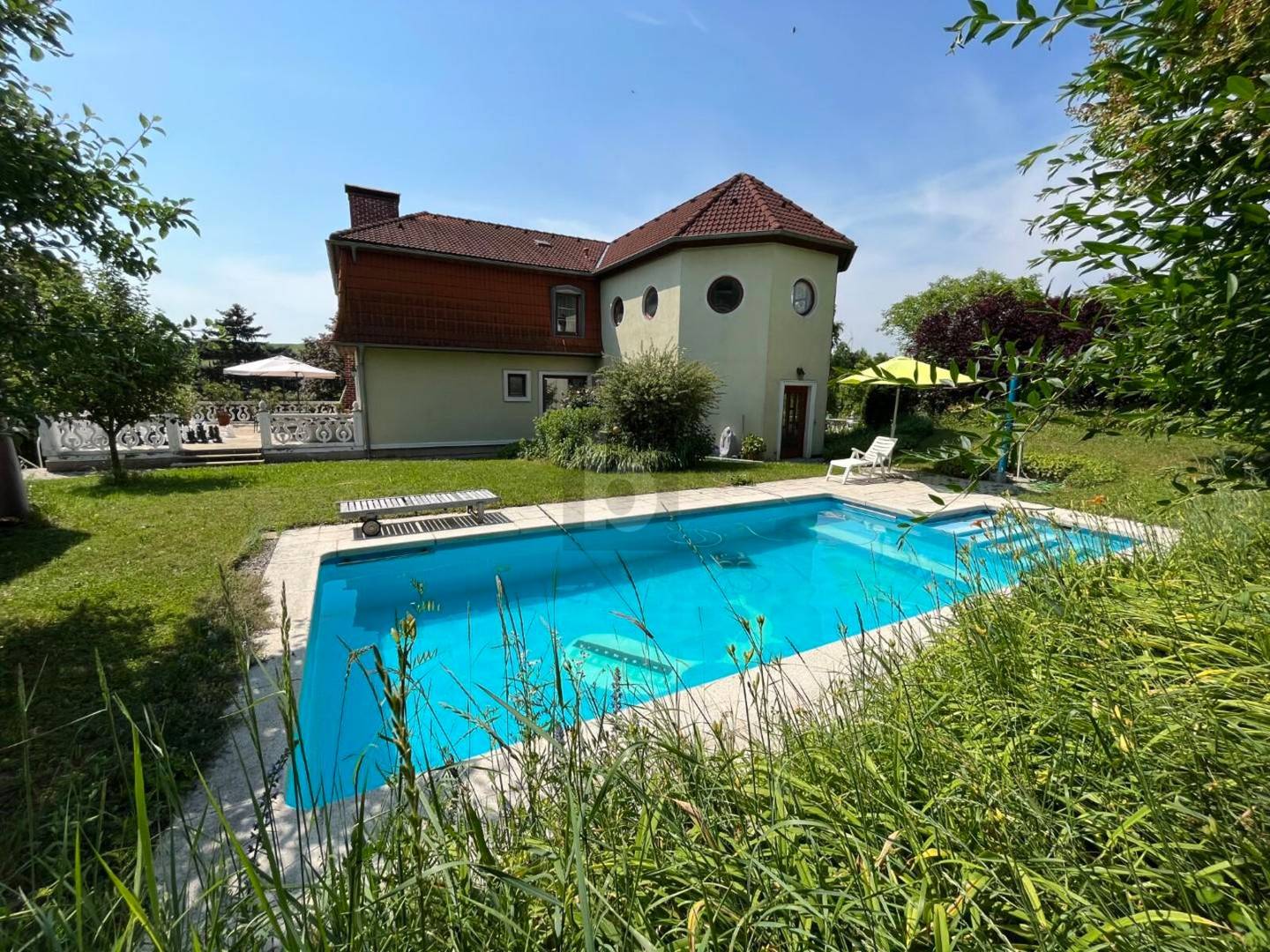 Gepflegtes Refugium mit Pool und Garten Familienwohnung
