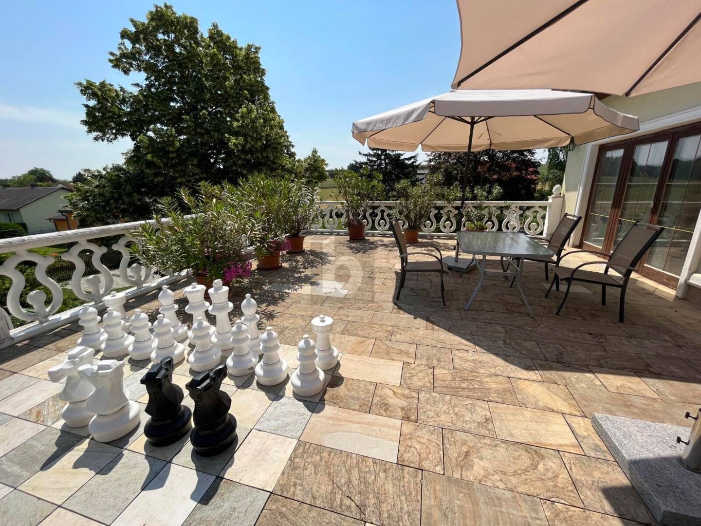 Gepflegtes Refugium mit Pool und Garten Familienwohnung